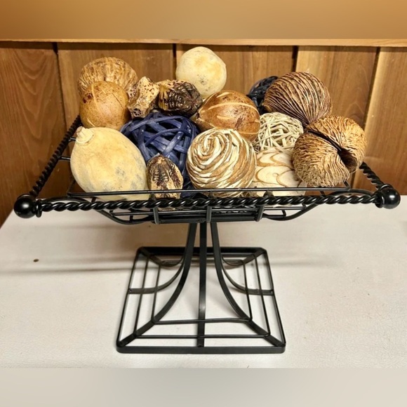 Decorations centerpiece wrought iron black with wooden fruit shapes - Picture 1 of 6